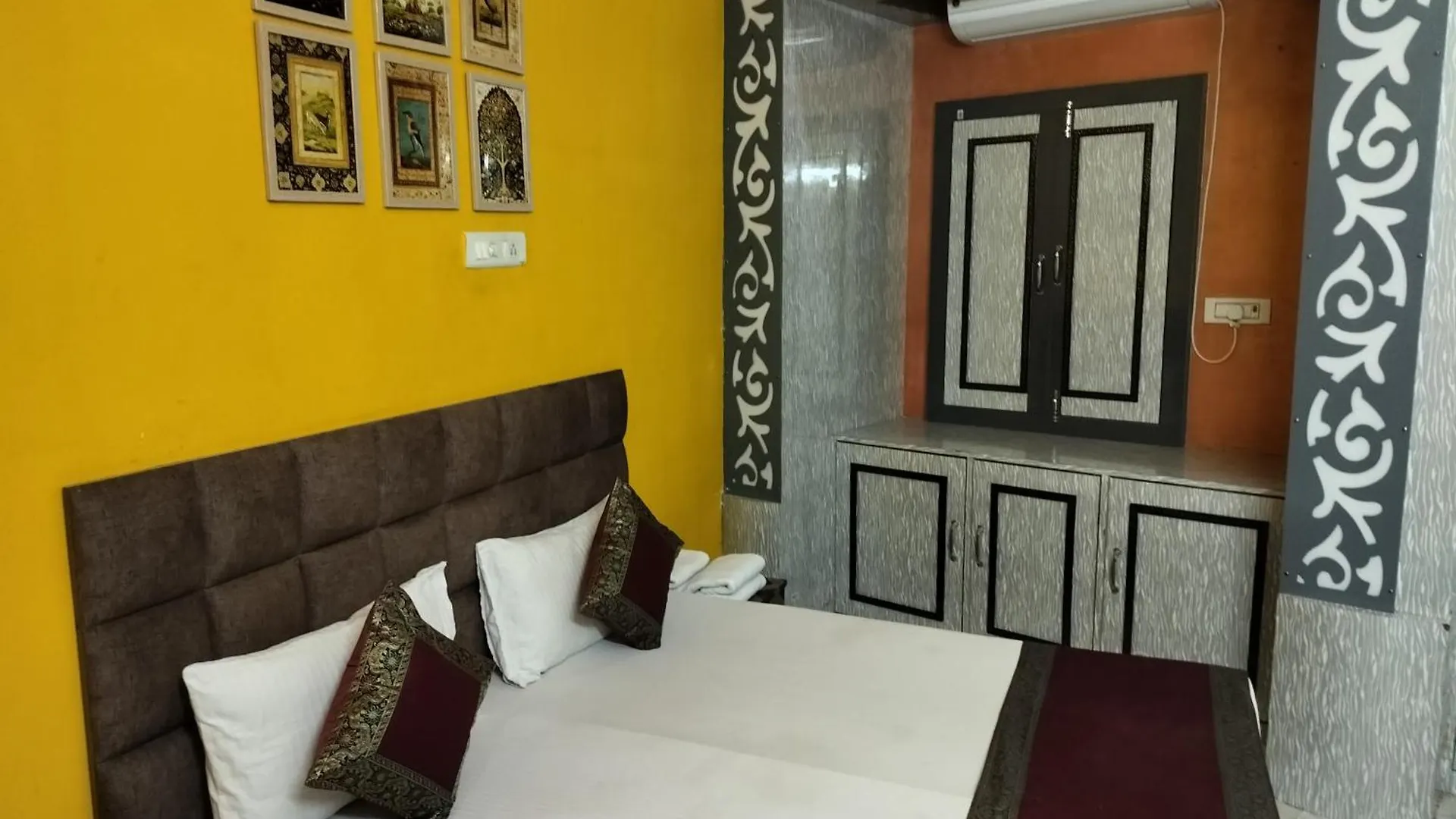 Trinetra Inn Varanasi 0*,